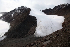 The retreating “Number 1 Glacier” on Tianshan mountain in Xinjiang has split into two.